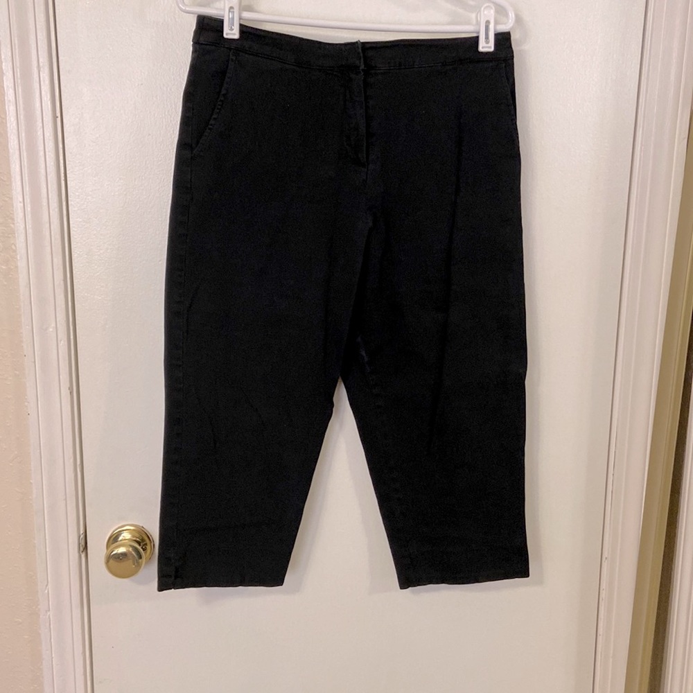 🌹- Women’s size 12 black capri pants